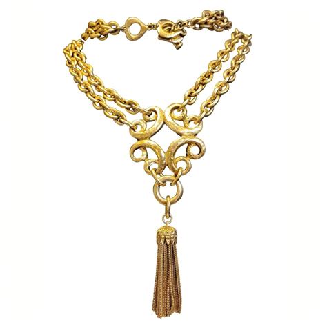 Collier YVES SAINT LAURENT en cuir .